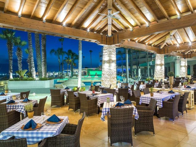 Alexander The Great Beach Hotel terras